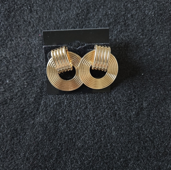 Earrings - Picture 1 of 4